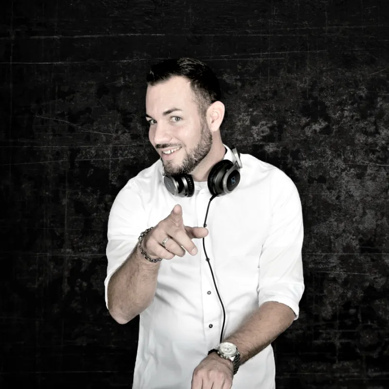 DJ Ferly Van Door